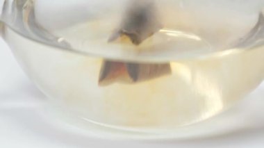 Çay poşetini suyla suya batırma görüntüsünü kapat.