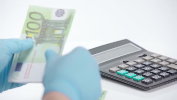 Homme Gants Latex Comptant Les Billets Euros Près Calculatrice Sur — Video