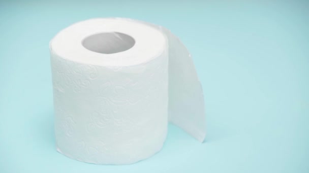 Snurrande Rulle Toalettpapper Blå Yta — Stockvideo