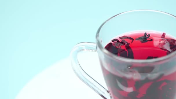 Чай Сушеним Листям Чашці Синьому — стокове відео