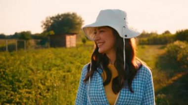 Sebzeli adama bakarken yürüyen ve el kol hareketi yapan bir kadın. 