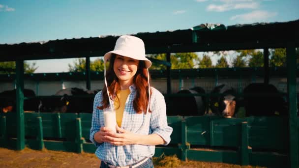 Şapkalı Esmer Kadın Ineklerle Çitin Yanında Taze Süt Içiyor — Stok video