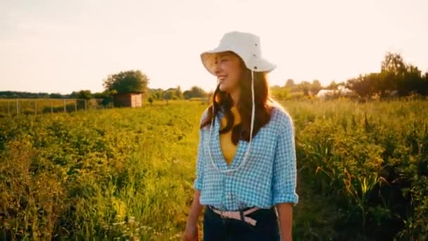 Kutuda Sebzeli Adama Bakarken Şapkalı Bir Kadın Yürüyor Kol Hareketi — Stok video