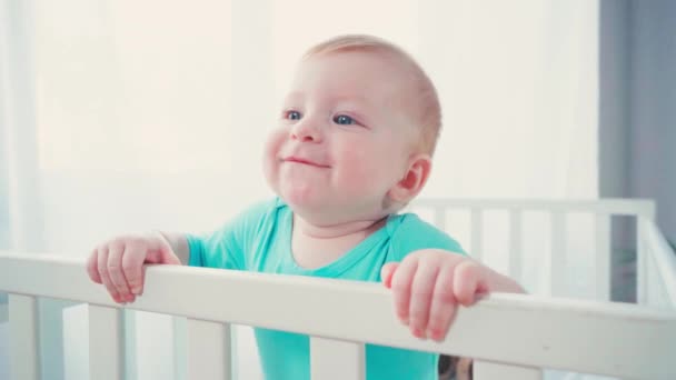 Menino Bebê Animado Berço Bebê Olhando Para Longe — Vídeo de Stock