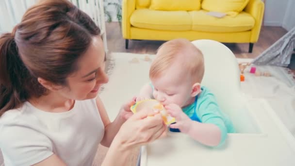 Alto Ángulo Vista Morena Madre Alimentación Infante Hijo Con Bebé — Vídeo de stock