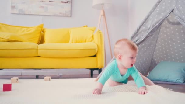 Säugling Krabbelt Auf Decke Neben Tipi Und Sofa Wohnzimmer — Stockvideo