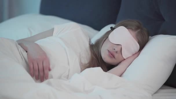 Foco Seletivo Mulher Jovem Com Máscara Sono Olhos Dormindo Noite — Vídeo de Stock