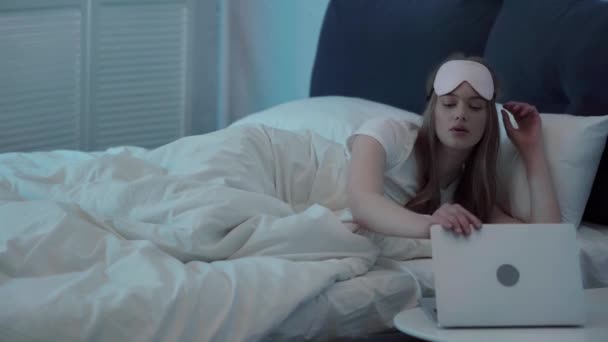 Mujer Joven Apagar Ordenador Portátil Dormir — Vídeo de stock
