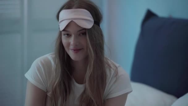 Mujer Joven Con Máscara Del Sueño Tocando Cara — Vídeo de stock