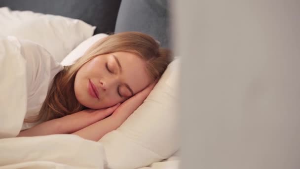 Jovem Mulher Dormindo Cama Manhã — Vídeo de Stock