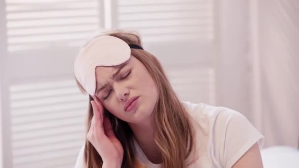 Mujer Cansada Con Máscara Sueño Cabeza Mirando Cámara — Vídeo de stock