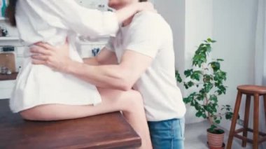 Mutfaktaki masaya seksi kız arkadaşını koyan adamın görüntüsü. 