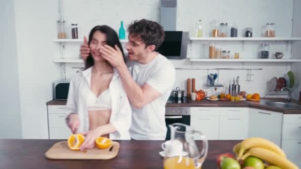 Homem Cobrindo Olhos Beijando Namorada Sutiã Camisa Corte Laranja — Vídeo de Stock
