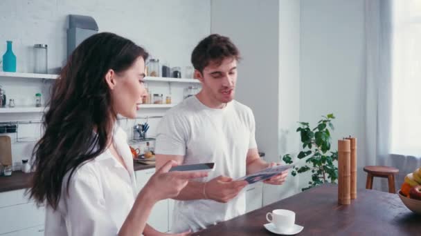 Homme Lecture Nouvelles Près Femme Sexy Avec Smartphone Café Dans — Video