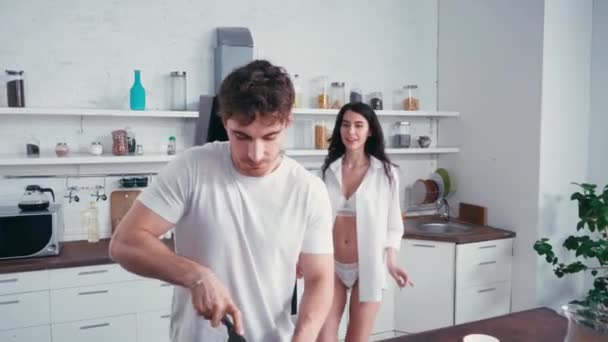 Sexy Frau Bedeckt Augen Ihres Freundes Beim Frühstück — Stockvideo