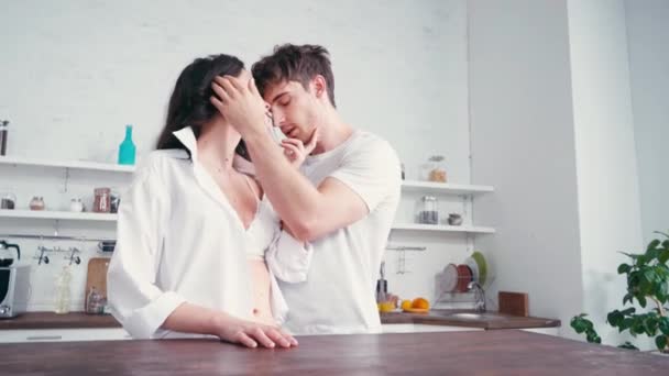 Mężczyzna Dotykając Sexy Dziewczyna Biustonosz Koszula Kuchnia — Wideo stockowe