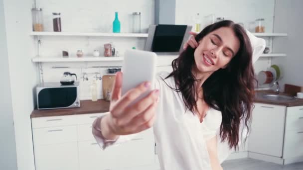 Mulher Sexy Camisa Tomando Selfie Cozinha — Vídeo de Stock