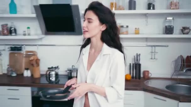 Donna Sexy Con Frittelle Padella Abbracciando Uomo Con Laptop Cucina — Video Stock