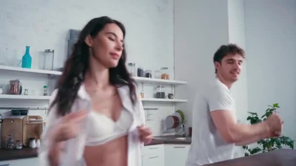 Homem Dançando Perto Mulher Sexy Lado Mesa Cozinha — Vídeo de Stock