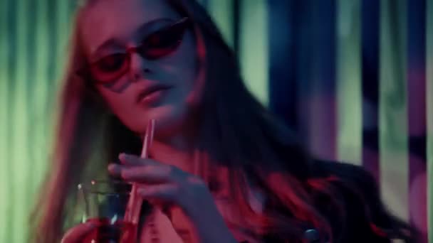 Femme Lunettes Soleil Tenant Cocktail Dansant Près Mur Avec Des — Video