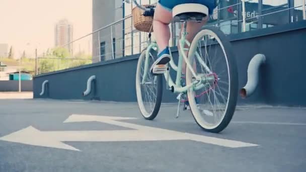 Beskärd Utsikt Över Kvinnan Denim Shorts Ridning Cykel Utanför — Stockvideo