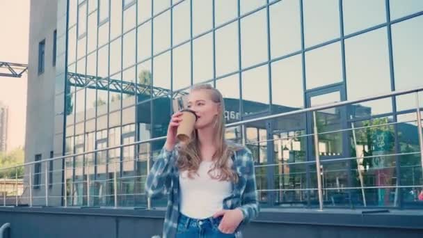 Młoda Kobieta Stojąca Ręką Kieszeni Pijąca Kawę Zewnątrz — Wideo stockowe