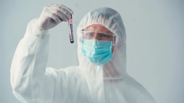Ilmuwan Dalam Setelan Hazmat Memegang Tabung Tes Dengan Sampel Darah — Stok Video