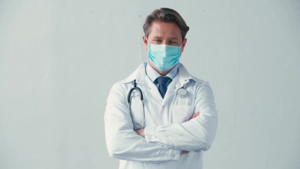 Doctor White Coat Medical Mask Standing Crossed Arms Grey — Stock Video