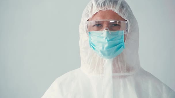 浅谈穿着防护服的科学家在灰色试管上的聚焦拉力 — 图库视频影像