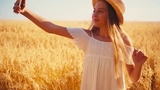 Chica Vestido Blanco Tomando Selfie Mostrando Señal Paz Campo Trigo — Vídeos de Stock