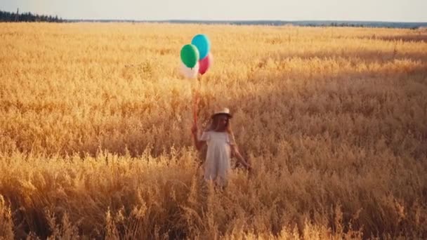 Flicka Vit Klänning Och Halm Hatt Promenader Med Färgglada Ballonger — Stockvideo