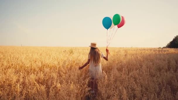 Baksida Syn Barn Vit Klänning Promenader Med Färgglada Ballonger Vete — Stockvideo