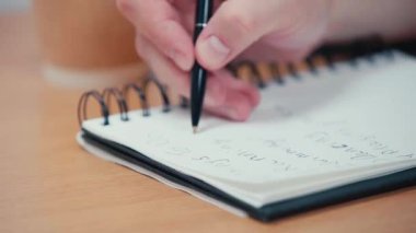 Erkeklerin spiral deftere yazdıkları seçici odak noktası 