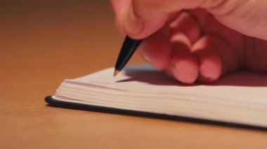 Not defterine yazan adamın görüntüsünü kapat