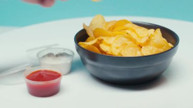 Sosa cips batıran adamın seçici odağı