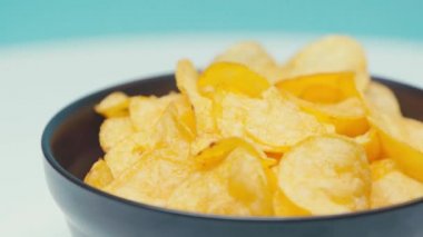 Siyah kasede dönen çiplerin seçici odağı