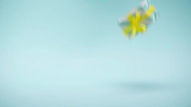 Hediye kutuları mavi arkaplana düşüyor