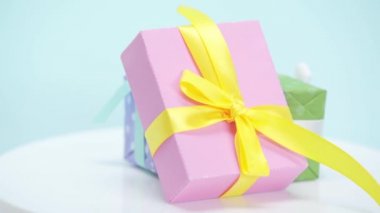 Mavi arkaplanda dönen seçici odak hediye kutuları 