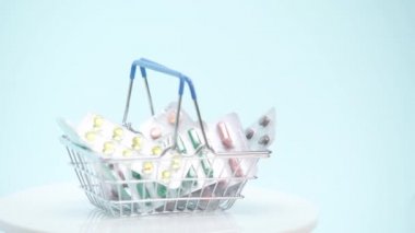 Mavi arka planda haplı alışveriş sepetinin seçici odak noktası