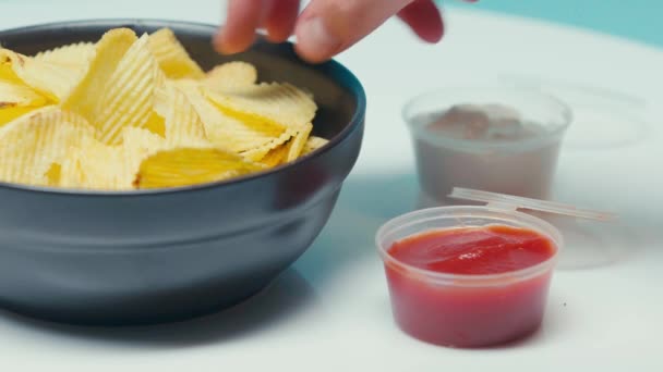 Enfoque Selectivo Del Hombre Sumergiendo Chips Con Crestas Mayonesa — Vídeos de Stock