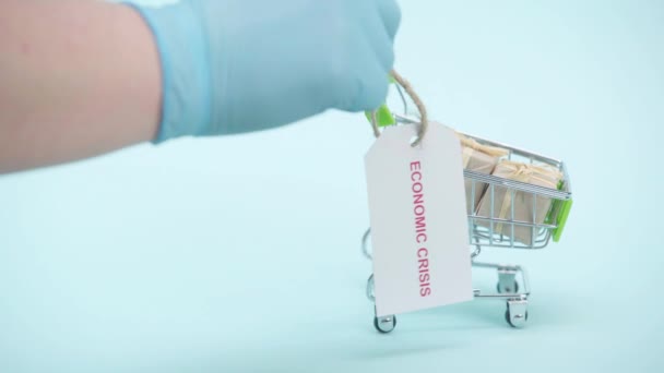 青の背景にショッピングカートに男のハングラベルの作物ビュー — ストック動画
