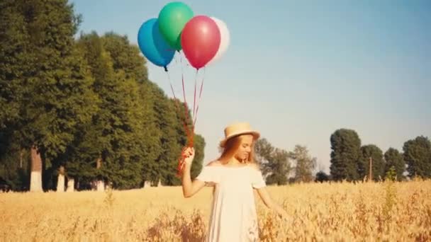 Kind Weißem Kleid Und Strohhut Mit Bunten Luftballons Feld — Stockvideo