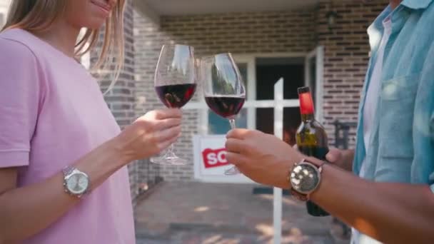 Vista Ritagliata Coppia Clinking Bicchiere Vino Vicino Alla Nuova Casa — Video Stock