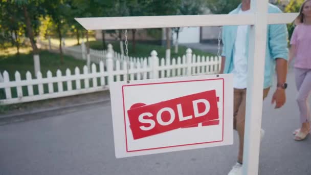 Alegre Familia Bailando Caminando Cerca Cajas Cartón Cartón Vendido — Vídeo de stock