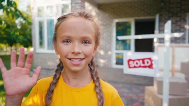 Örömteli Lány Integet Kezét Kamera Közelében Ház — Stock videók