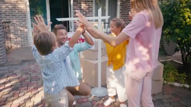 Alegre Familia Dando Alta Cinco Abrazos Cerca Nueva Casa — Vídeo de stock