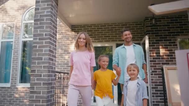 Familia Caminando Dando Alta Cinco Abrazos Cerca Casa Nueva Junta — Vídeo de stock