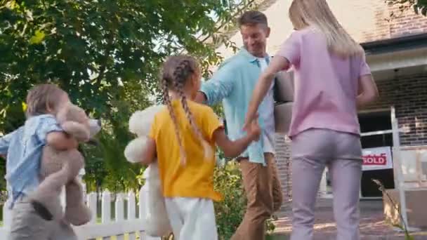 Ouders Lopen Hand Hand Met Kinderen Buurt Van Nieuw Huis — Stockvideo