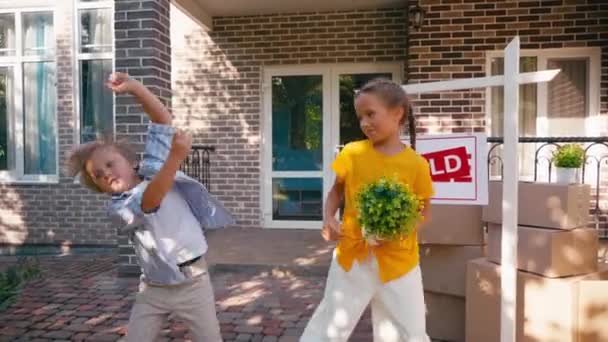 Niños Bailando Cerca Tabla Vendida Nuevo Hogar — Vídeo de stock