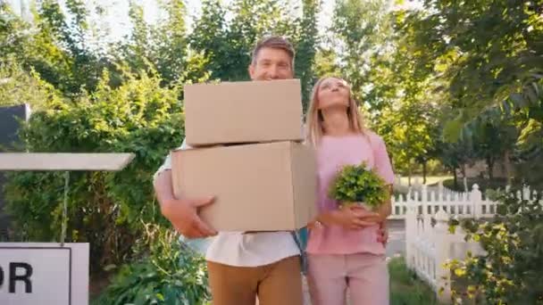 Mężczyzna Spacery Pudełkami Pobliżu Żony Sprzedaż Wyżywienie Wejście Nowego Domu — Wideo stockowe